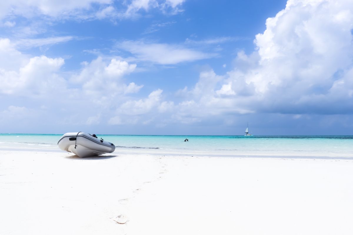 Beiboot am Strand Outer Island Seychelles