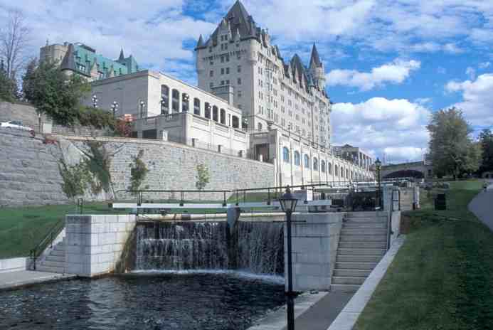 Canal Rideau des écluses d'Ottawa. cParks Canada