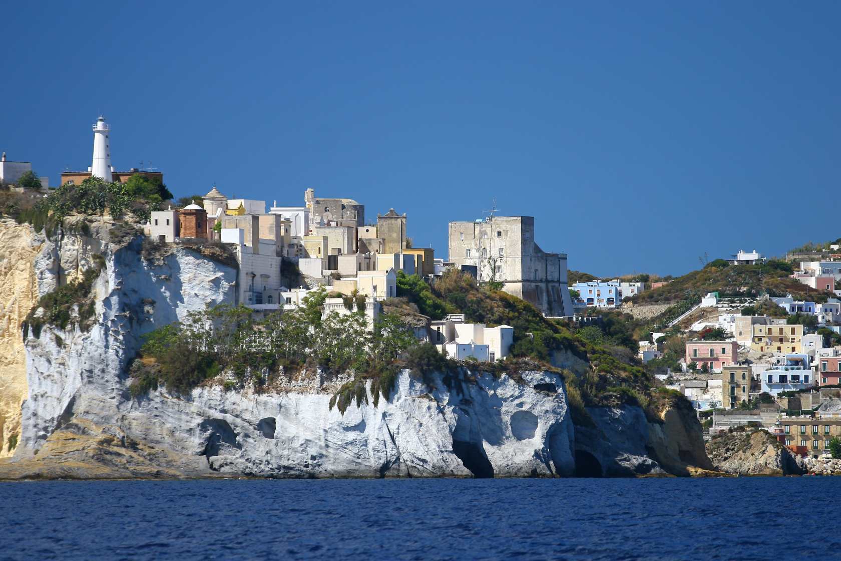 Ponza Ansteuerung - In bester Lage Dieser Leuchtturm markiert die Sdseite von Porto di Ponza