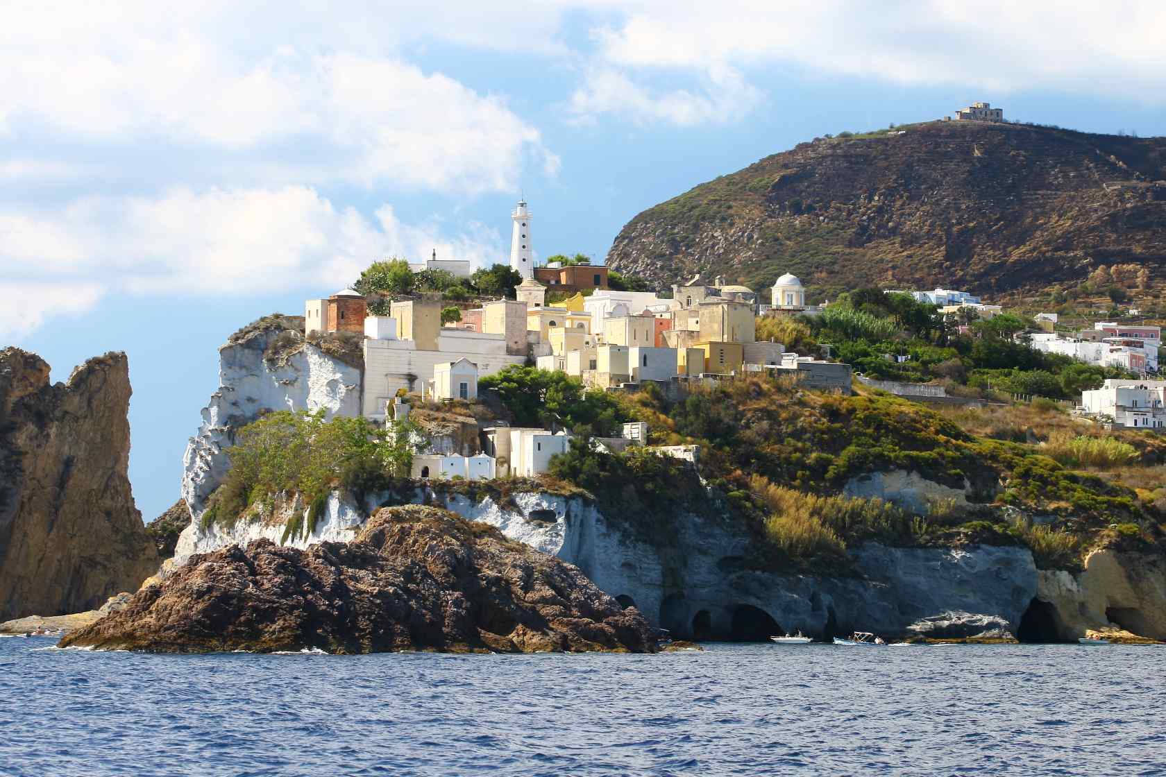 Ponza Ansteuerung - In bester Lage Dieser Leuchtturm markiert die S&uuml;dseite von Porto di Ponza
