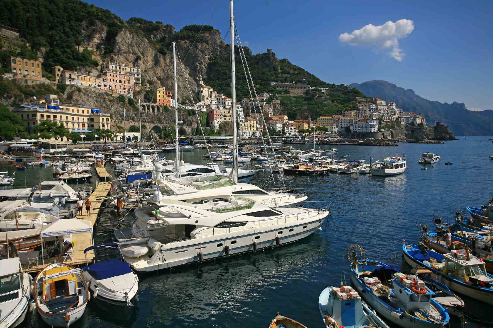 Amalfis Hafen - An den Schwimmstegen gibt es nur wenige Pältze für Gastyachten