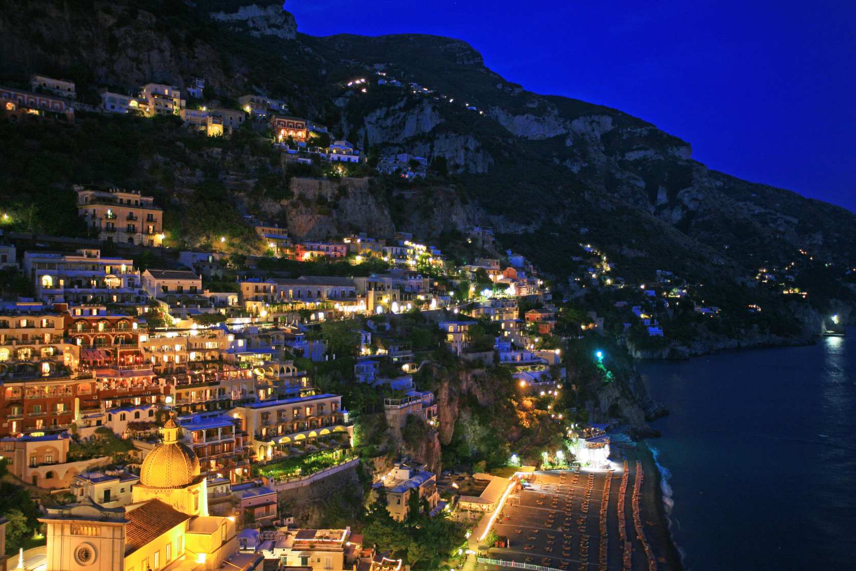 Eine senkrechte Stadt - das Lichtermeer von Positano