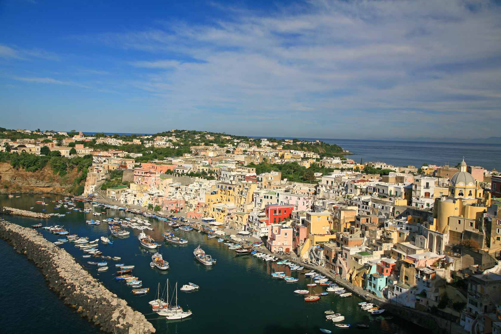 Procida Suedhafen - Die Ortschaft Corricella fordert einen Besuch